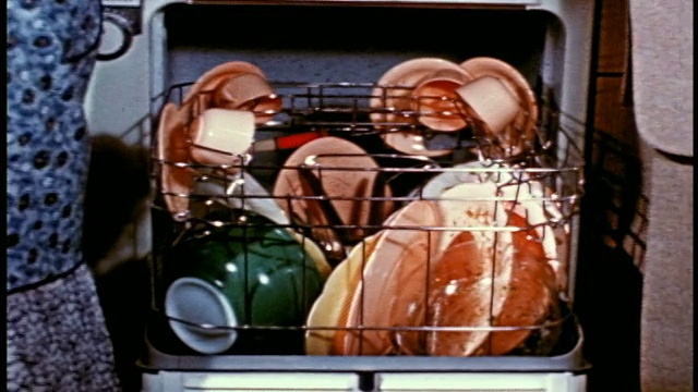 1955年，一个女人把脏盘子装在洗碗机里视频下载