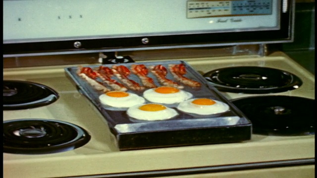 1958年，在炉顶金属烤架上烤培根+鸡蛋视频下载