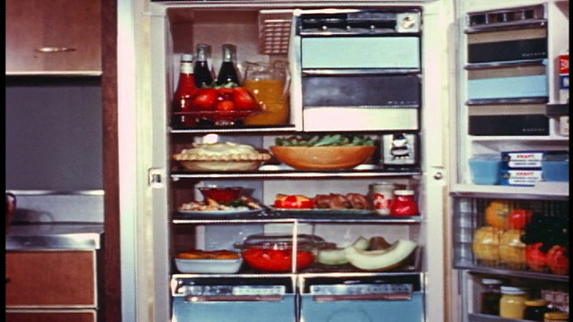 1958年，装满食物的开放式冰箱视频下载