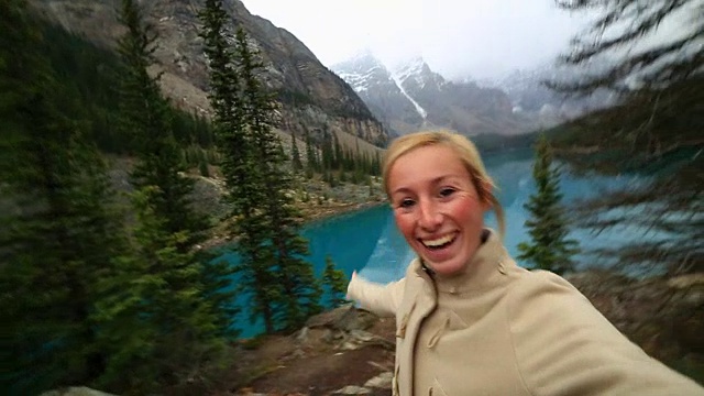 一名年轻女子在冰碛湖自拍视频素材