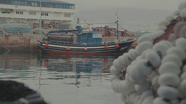 西班牙加利西亚维戈渔港的渔船视频下载