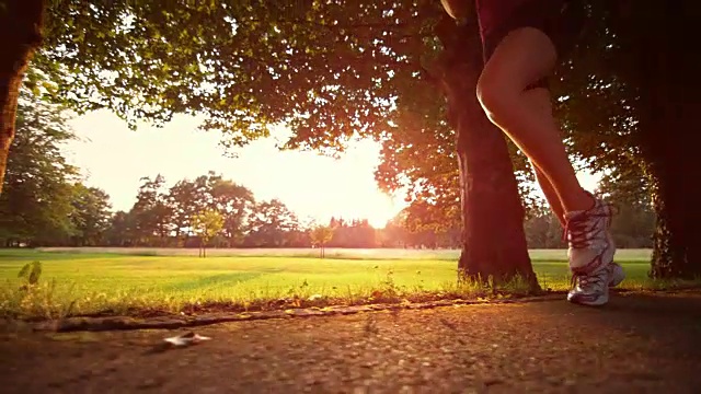 SLO MO TS女性跑步者的腿在日落视频素材