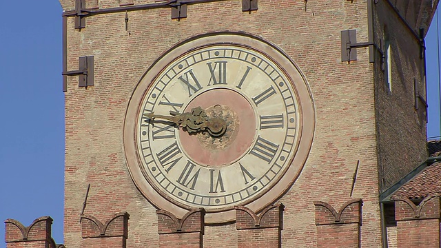 意大利，艾米莉亚罗马涅，博洛尼亚市政厅钟塔上的时钟视频素材