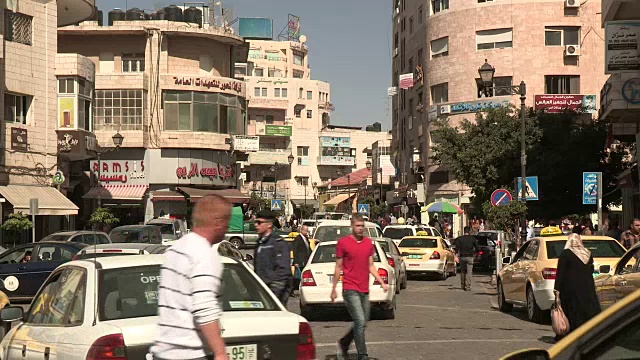 警察指挥交通，拉马拉，巴勒斯坦视频下载