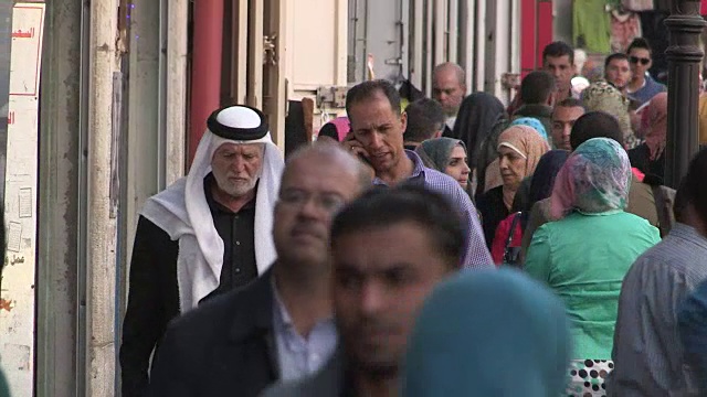 巴勒斯坦拉马拉，拥挤的人行道视频下载