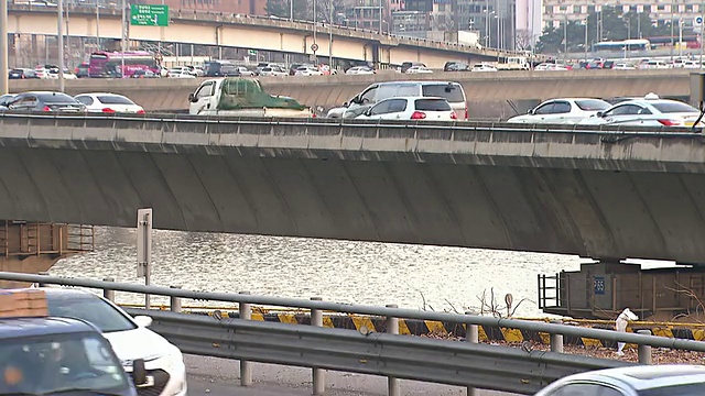 韩国首尔Gangbyeonbungno路交通的MS T/L镜头视频素材