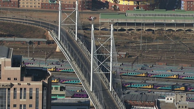 MS鸟瞰图纳尔逊曼德拉桥在城市/约翰内斯堡，豪登，南非视频下载