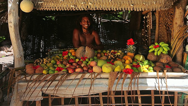 塞舌尔，普拉林，当地水果商贩的微笑视频下载