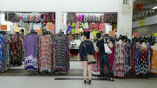 新加坡女孩在服装店购物的照片视频素材