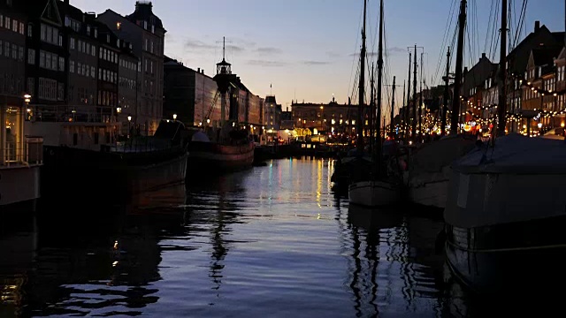 4K:丹麦哥本哈根尼哈芬的夜间时间视频下载