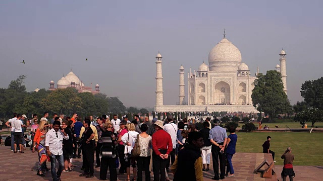 泰姬陵，印度最受欢迎的旅游目的地，有着大量的人群视频下载