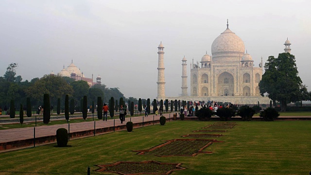 人们走在印度著名地标泰姬陵前的照片视频下载