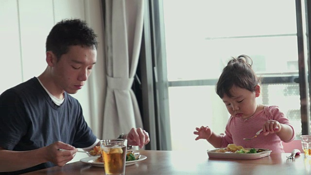 4 k,选择性的焦点。日本家庭一起呆在家里。日本东京视频素材