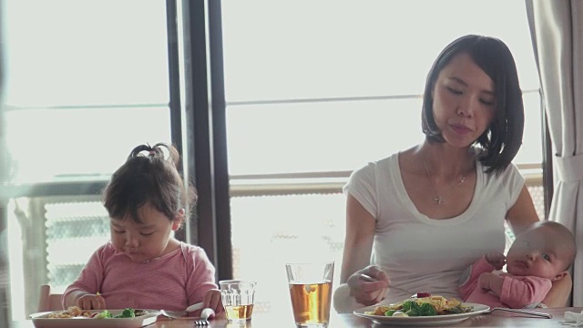 4 k,选择性的焦点。日本家庭一起呆在家里。日本东京视频素材