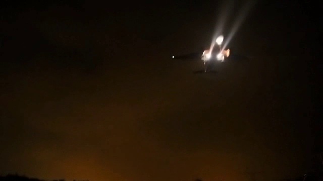 飞机在晚上降落在巴塞罗那机场。视频素材