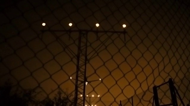 飞机在晚上降落在巴塞罗那机场。视频素材