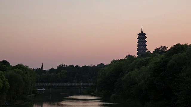 中国扬州9号张木塔日落客车视频素材