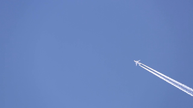 喷气式飞机在天空中。视频下载