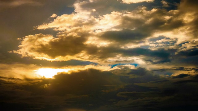 日落时在云层之上飞行视频素材