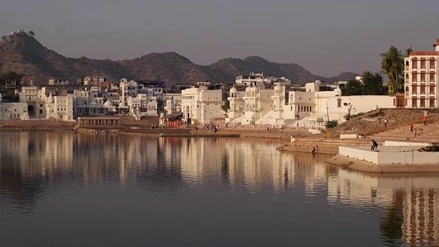 印度，拉贾斯坦邦，普什卡，城镇和圣湖的景色视频下载