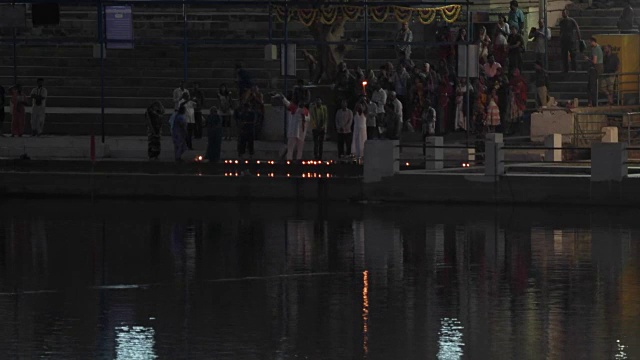 印度拉贾斯坦邦的Pushkar圣湖，祈祷者和圣歌视频下载