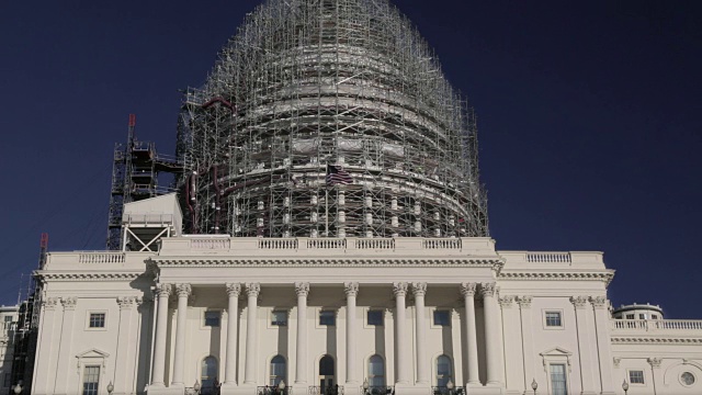 美国国会大厦西圆顶正在翻新，有美国国旗视频下载