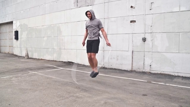运动男性锻炼跳绳慢动作视频下载