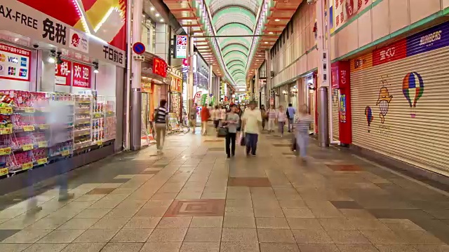 拥挤的日本大阪新斋桥购物街。视频素材