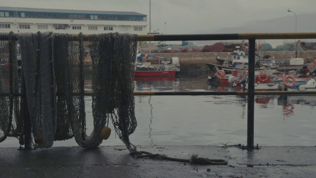 渔网和渔船停泊在港口视频下载