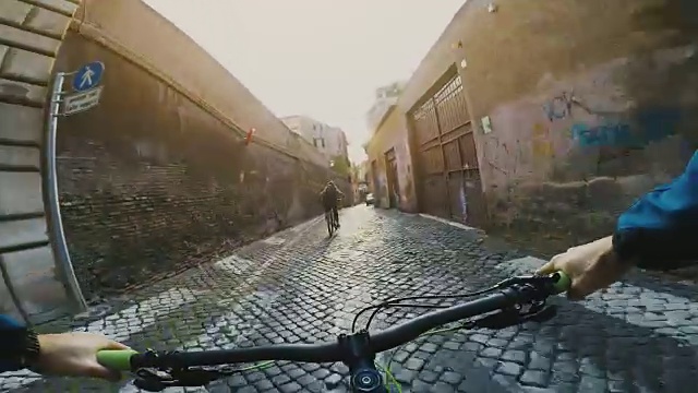 观点:在罗马街头骑自行车视频素材