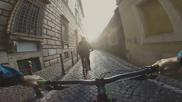 观点:在罗马街头骑自行车视频素材