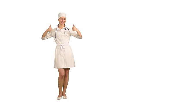 年轻美丽的护士显示一个复制空间在一个白色的背景视频下载