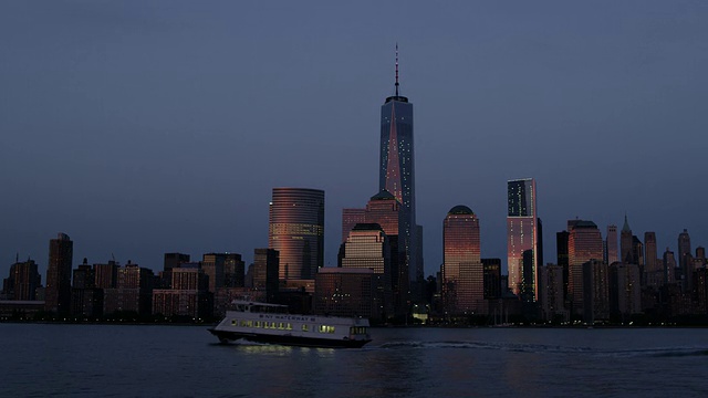 黄昏的纽约天际线和过往的船只视频素材