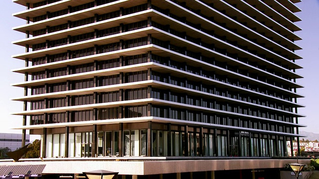 美国加州洛杉矶，WS TU的汽车进入17层玻璃和钢结构的水务和电力大楼总部大楼下的停车场视频下载