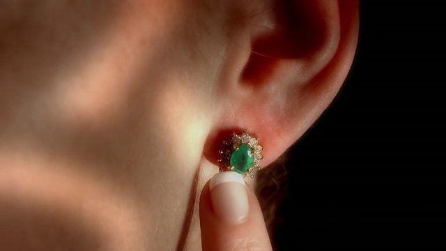 CU TD镶满宝石的耳环，在女性的耳朵上，她的手指触摸它/洛杉矶，加利福尼亚，美国视频素材