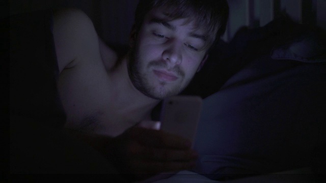 手机短信，在床上。破碎的睡眠。3.视频下载