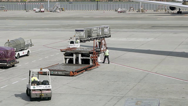 商用飞机的货物装载作业视频下载