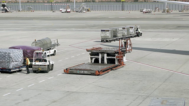 商用飞机的货物装载作业视频下载