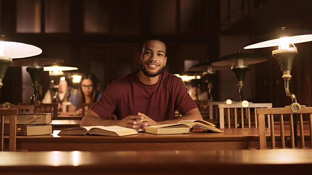 一名在图书馆学习的非裔美国男学生的肖像视频下载