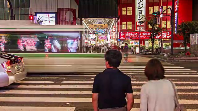 拥挤的日本大阪新斋桥购物街。视频素材