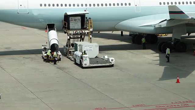 商用飞机装载货物作业的时间间隔视频下载