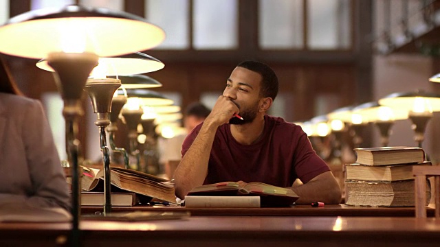 一个非裔美国人在图书馆里沉思视频素材