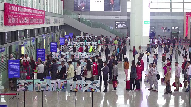 中国陕西西安机场检查处的乘客。视频素材