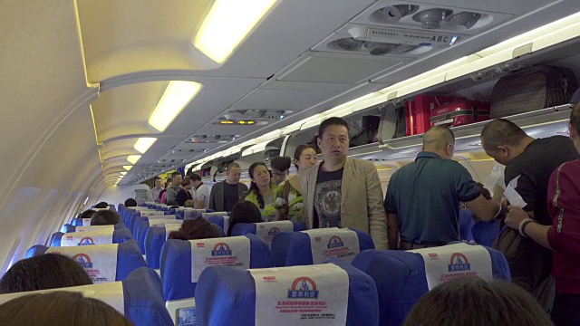 商业飞机上的乘客/中国陕西西安视频素材