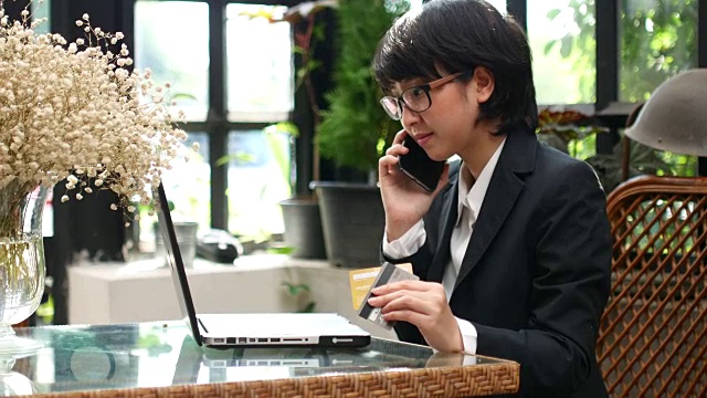 4K:商务女性用笔记本电脑在网上购物视频下载