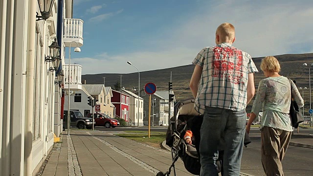 冰岛。Akureyri -一个小镇的街道视频素材