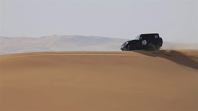 汽车在沙丘上行驶/阿拉善，内蒙古，中国视频下载