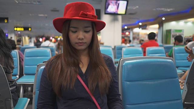一个女人在等飞机的时候用智能手机视频素材