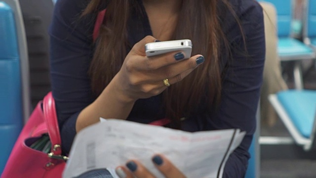一个女人在等飞机的时候用智能手机视频素材