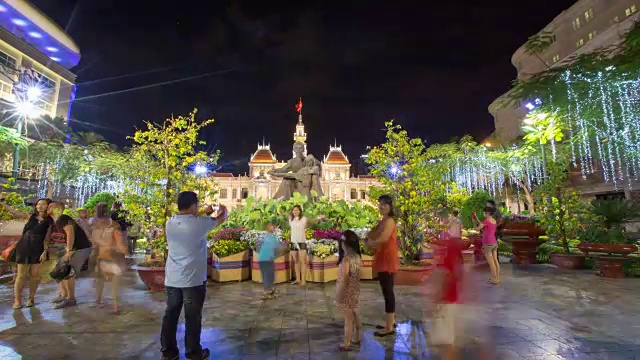 春节期间越南胡志明雕像夜间的时间间隔视频下载